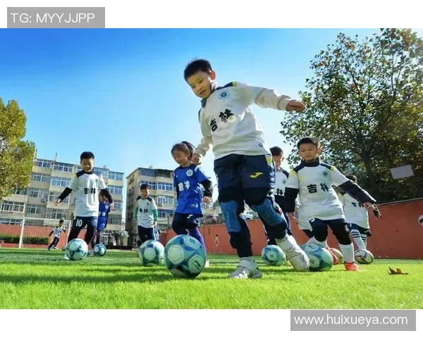 小卡足球:从篮球巨星到绿茵场新宠的蜕变与挑战 小卡足球:从篮球巨星到绿茵场新宠的蜕变与挑战